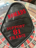 Sacoche Support Nomads France en cuir noir brodée couleur rouge.